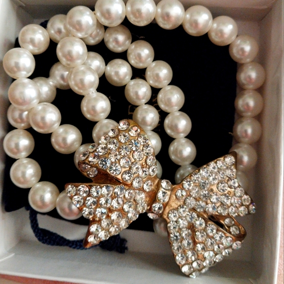 Jewelry - White and Gold Pearl Bracelet with Crystal Bow